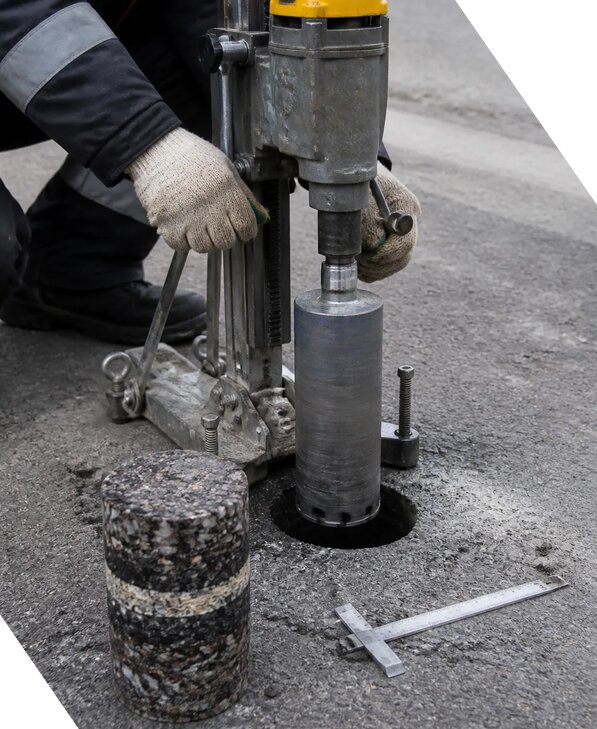 Отбор кернов асфальта для испытаний и обследований в Колпине